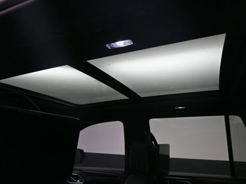 Used 2024 GMC Yukon AT4 w/ Technology Package image 18