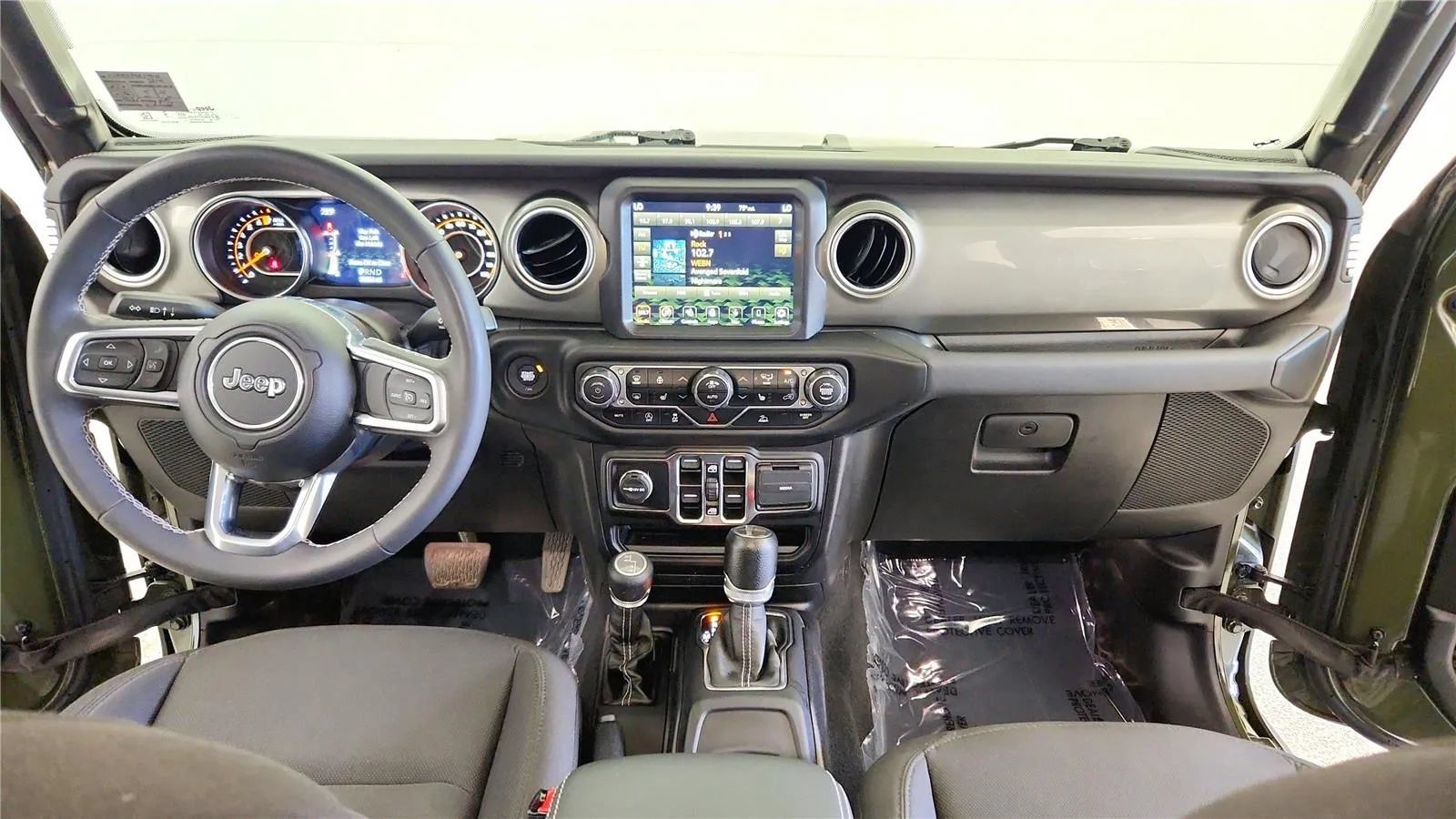 Used 2023 Jeep Gladiator Overland w/ Cold Weather Group AWD/4WD image 34