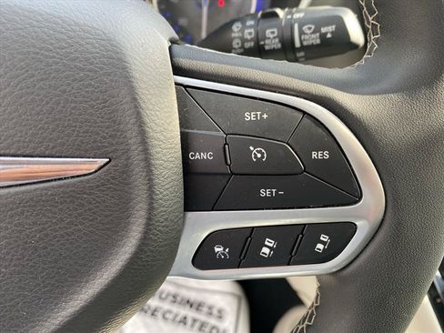 Used 2024 Chrysler Pacifica Touring-L FWD image 17