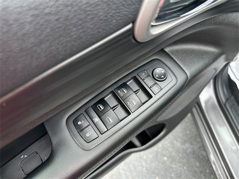 Used 2019 Jeep Grand Cherokee Altitude image 19