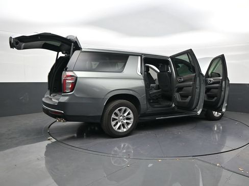 Used 2023 Chevrolet Suburban Premier RWD image 28