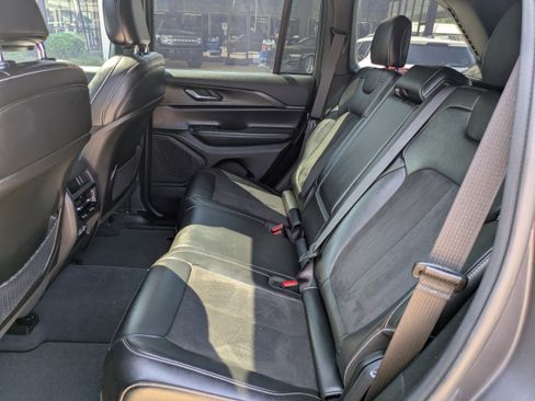 Used 2023 Jeep Grand Cherokee Altitude image 14