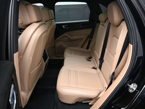 Used 2019 Porsche Cayenne AWD/4WD image 17