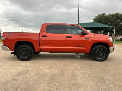 Used 2017 Toyota Tundra SR5 w/ SR5 Upgrade Package AWD/4WD image 4