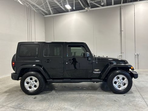 Used 2015 Jeep Wrangler Unlimited Sahara w/ Connectivity Group AWD/4WD image 5