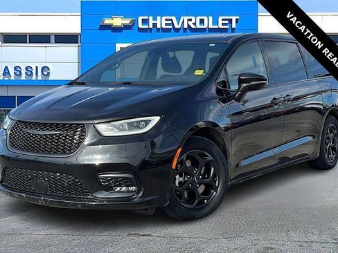 Used 2022 Chrysler Pacifica Limited w/ Uconnect Theater Family Group image 3