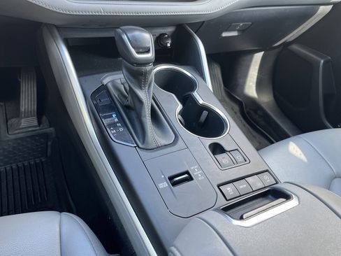 Used 2022 Toyota Highlander XLE image 12