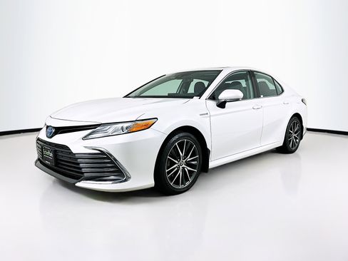 Used 2021 Toyota Camry XLE w/ Navigation Upgrade Package image 3
