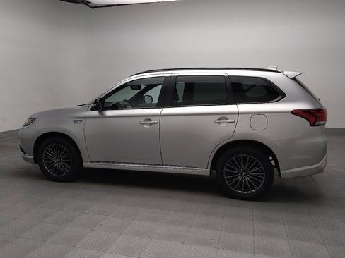 Used 2021 Mitsubishi Outlander LE image 3