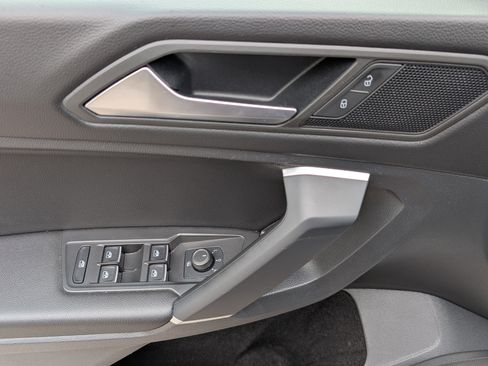 Used 2020 Volkswagen Tiguan SE image 15