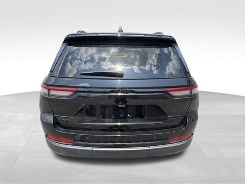 Used 2023 Jeep Grand Cherokee Limited w/ Black Appearance Package AWD/4WD image 7