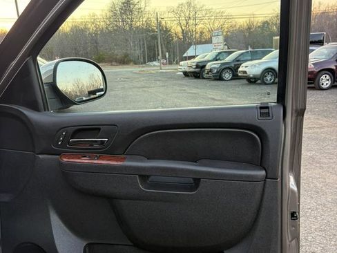 Used 2014 Chevrolet Suburban LTZ image 25