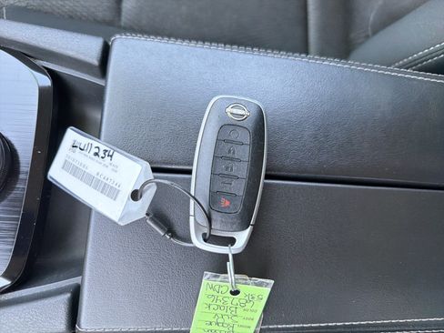 Used 2024 Nissan Rogue SV AWD/4WD image 31