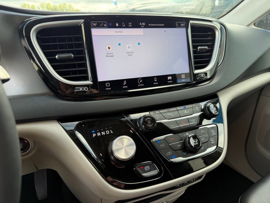 Used 2024 Chrysler Pacifica Touring-L FWD image 10