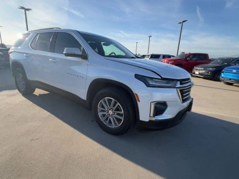 Used 2023 Chevrolet Traverse LT image 2