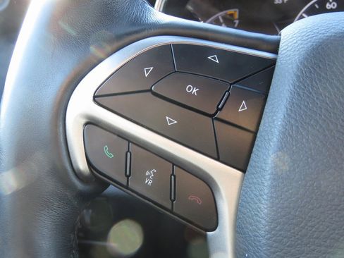 Used 2020 Jeep Grand Cherokee Altitude image 22