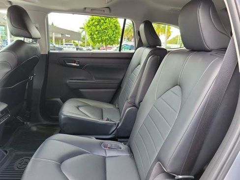 Used 2023 Toyota Highlander XLE FWD image 21