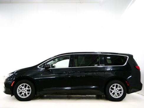 Used 2023 Chrysler Pacifica Touring-L image 5