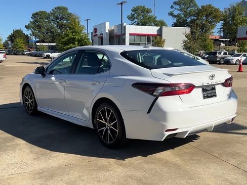 Used 2022 Toyota Camry SE image 4