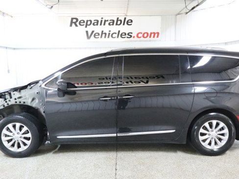 Used 2019 Chrysler Pacifica Touring-L image 1