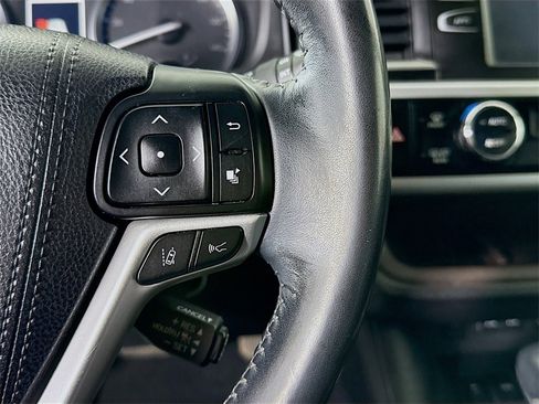 Used 2018 Toyota Highlander XLE image 23