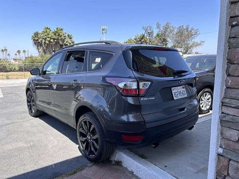 Used 2018 Ford Escape SE w/ SE Sport Appearance Package image 18