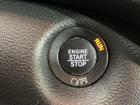 Used 2019 Jeep Cherokee Latitude Plus w/ Comfort/Convenience Group AWD/4WD image 17