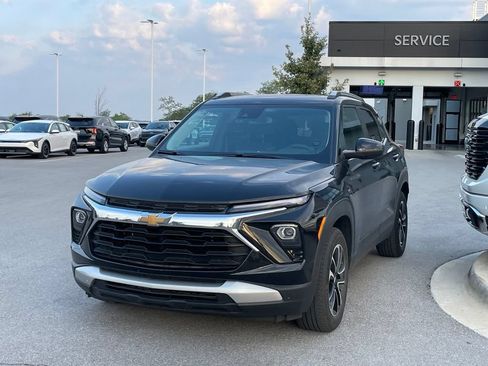 Used 2024 Chevrolet TrailBlazer LT w/ Convenience Package FWD image 3