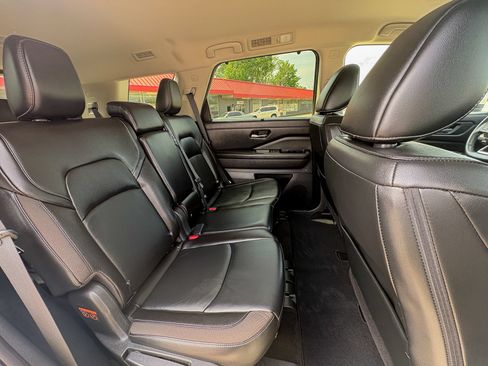 Used 2023 Nissan Pathfinder SL w/ Black Appearance Package AWD/4WD image 25