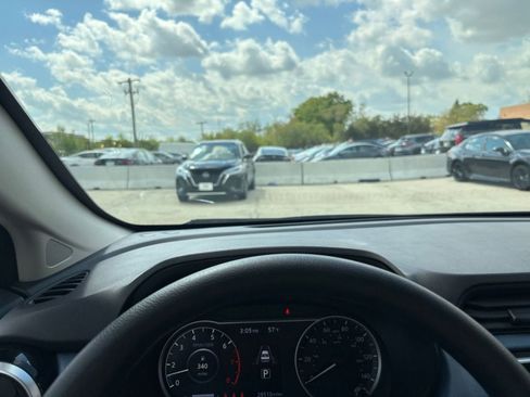 Used 2025 Nissan Versa SV FWD image 32