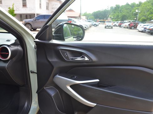 Used 2024 Chevrolet Trax RS FWD image 32