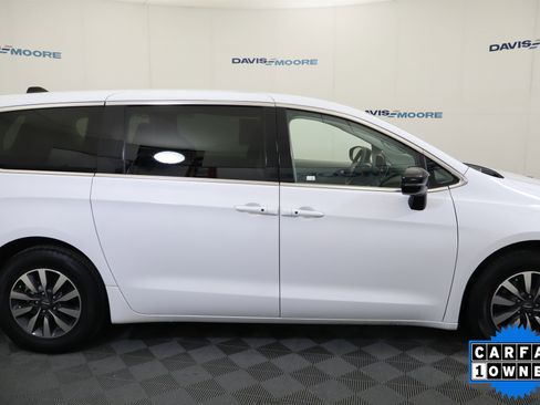 Used 2024 Chrysler Pacifica Select image 4