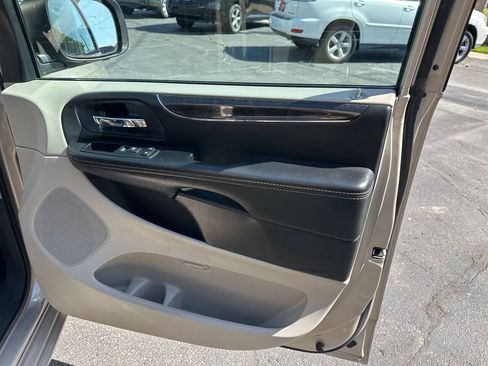 Used 2015 Chrysler Town & Country Touring FWD image 12