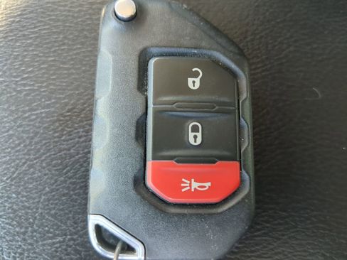 Used 2019 Jeep Wrangler Unlimited Sahara w/ Safety Group image 28