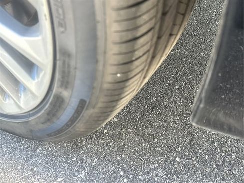 Used 2022 Toyota Avalon Limited image 12