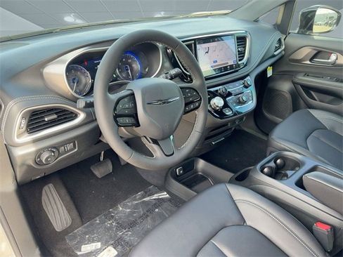 New 2026 Chrysler Pacifica Select image 4
