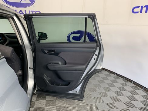 Used 2020 Toyota Highlander LE AWD/4WD image 35