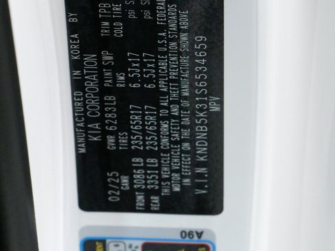 Used 2025 Kia Carnival FWD image 33
