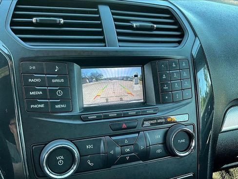 Used 2019 Ford Explorer XLT FWD image 16