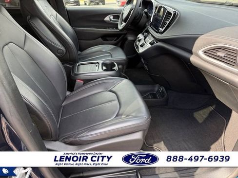 Used 2023 Chrysler Pacifica Touring-L w/ S Appearance Package image 13