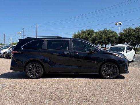 Used 2024 Toyota Sienna XSE FWD image 4