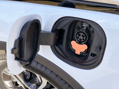 Used 2021 Chevrolet Bolt Premier w/ Infotainment Package image 5