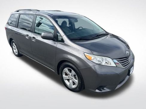 Used 2017 Toyota Sienna LE image 7