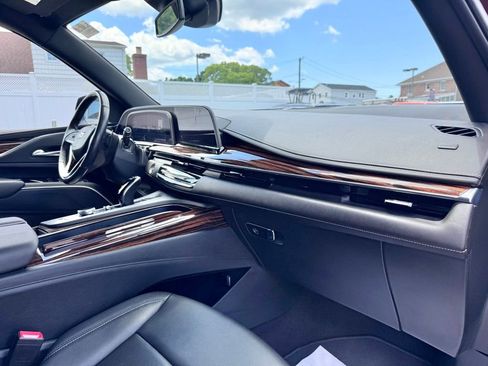 Used 2022 Cadillac Escalade Luxury AWD/4WD image 18