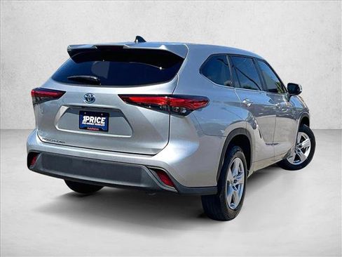 Used 2023 Toyota Highlander LE FWD image 2