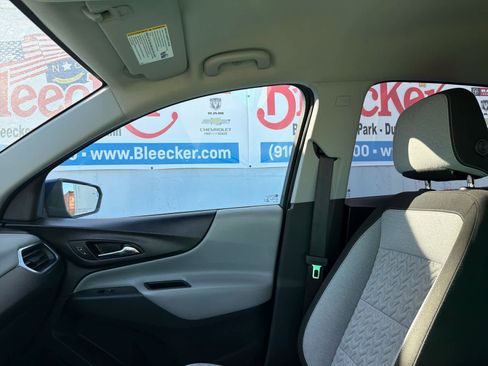Used 2022 Chevrolet Equinox LT w/ Driver Convenience Package image 10