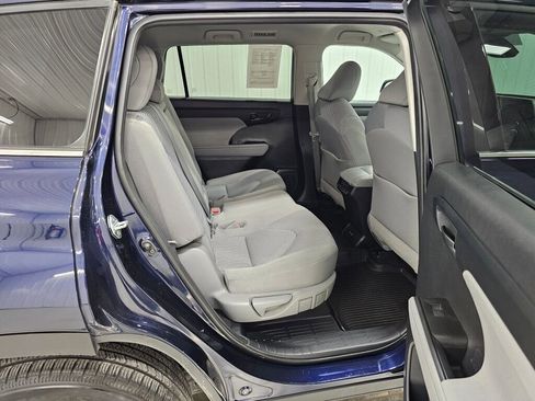 Used 2021 Toyota Highlander LE image 11