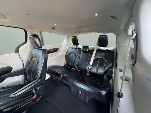 Used 2022 Chrysler Pacifica Touring-L FWD image 21
