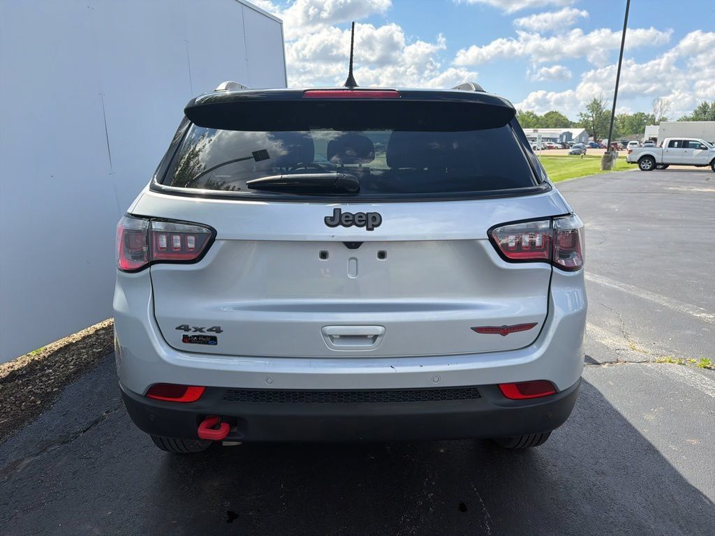 Used 2025 Jeep Compass Trailhawk AWD/4WD image 8