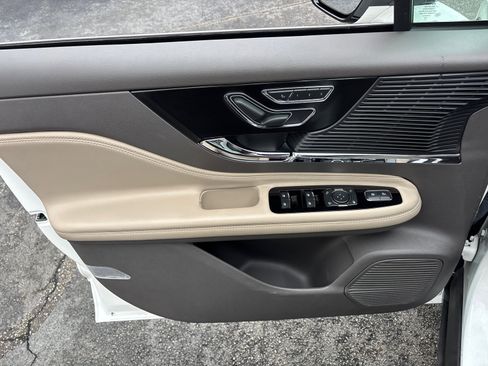 Certified 2022 Lincoln Corsair FWD image 11